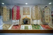 Paramente (liturgische Gewänder) der Stiftskirche Beromünster. (Bild Pius Amrein, 26. Mai 2015)