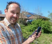 Gemeindepräsident Rolf Bosshard hat auch auf seinem eigenen Hausdach Photovoltaikmodule installiert. (Bild:ZVG)