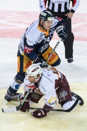 Johann Morant (oben) im Spiel gegen Kevin Romy von Genève-Servette (Bild: Urs Flüeler / Keystone (Zug, 5. Oktober 2018))