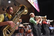 Das Molotow Brass Orkestar sorgte nach der GV auf der Bühne des Theaters Uri für kraftvolle musikalische Stimmung. (Bild: Georg Epp, Altdorf, 24. Oktober 2018)