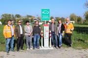Vertreter der Gemeinde Egnach und der Elektra Egnach nehmen die Ladestation in Betrieb. (Bild: PD)