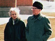 Dürfen nicht in Berlin ruhen: Margot und Erich Honecker, hier bei einem Spaziergang auf dem Areal der chilenischen Botschaft in Moskau im März 1992. (Bild: KEYSTONE/AP/TANYA MAKEEVA)