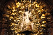 Die Schwarze Madonna in der Klosterkirche Einsiedeln ist weltbekannt. Sie hat insgesamt 37 Gewänder - textile Schätze aus fünf Jahrhunderten. Die Gewänder stehen einerseits für die Verhüllung und entziehen so der spätgotischen Statue den Status eines blossen Kunstobjekts. Andererseits drücken die Kleider auch die Verehrung der Muttergottes durch die Gläubigen aus. (Bild PD)