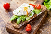 Ist die Avocado wirklich eine Klimasünderin oder kann man die Frucht aus Südamerika doch bedenkenlos essen? (Bild: Getty Images/iStockphoto)