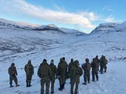 Amerikanische und norwegische Soldaten warten auf ihren Einsatz.Bild: EPA (Setermoen, 25. Oktober 2018)