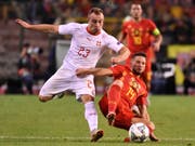 Treffen am 18. November wieder aufeinander: Die Welt-Nr. 8 Schweiz (hier Xherdan Shaqiri) und die Welt-Nr. 1 Belgien (Dries Mertens) (Bild: KEYSTONE/AP/GEERT VANDEN WIJNGAERT)