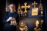 Urs-Beat Frei, Spezialist für christliche Sakralkunst, vor einem Teil des Kirchenschatz der Stifts- und Pfarrkirche St. Leodegar im Hof in Luzern. (Bild: Boris Bürgisser, 23. März 2018)