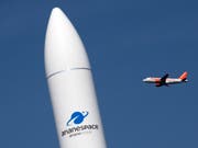 Modell der europäischen Trägerrakete Ariane 6 - die Esa lässt die neuen Trägerraketen Ariane 6 und Vega C entwickeln, die Fracht günstiger ins Weltall bringen können. (Bild: Keystone/DPA/RALF HIRSCHBERGER)