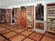 Das Chorherrenstift St. Michael Beromünster hat eine über 1000-jährige Geschichte. Das Stift mit der Stiftskirche wurde von Graf Bero von Lenzburg gegründet. Sein Sohn verlor einer alten Sage zufolge das Leben beim Kampf mit einem Bären. Daraufhin liess der Graf das Stift als Begräbnisstätte für seine Familie erbauen. Ein besonderer Schatz (neben dem wertvollen Stiftsschatz von Beromünster) ist die Bibliothek des Chorherrenstiftes, die rund 10 000 Bücher aus der Zeit von 1480 bis 1850 aus Theologie, Philosophie, Geschichte und Geografie umfasst. (Bild PD)