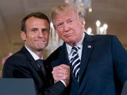 US-Präsident Donald Trump (rechts) und Frankreichs Präsident Emmanuel Macron haben sich auf eine gemeinsame Position bezüglich Syrien verständigt. (Bild: KEYSTONE/AP/ANDREW HARNIK)