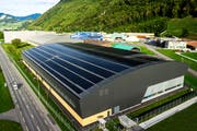 Ausgezeichneter Neubau: leicht gewölbtes Solar-Bogendach der Industriehalle der Pilatus Flugzeugwerke in Stans. Bild: Pilatus Flugzeugwerke AG. (Bild: PD)
