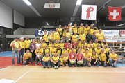 Eine grosse Fanschar von Radsport Altdorf unterstützt die Athleten vor Ort. Auf dem Foto in der ersten Reihe sind zudem noch die beiden Kunstradfahrer Lukas Burri (rotes T-Shirt) und Fabienne Hammerschmidt zu sehen, die Schweizer Meister im Zweier offen wurden. (Bild: PD, Liestal, 21. Oktober 2018)