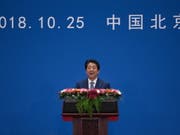 Auf seinem ersten bilateralen Besuch in China: Shinzo Abe an einer Ansprache in der Halle des Volkes in Peking. Sein Besuch dauert bis Samstag. (Bild: KEYSTONE/EPA POOL/ROMAN PILIPEY / POOL)