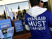 Der irische Billigflieger Ryanair hat den Vorwurf zurückgewiesen, illegale Leiharbeiter zu beschäftigen. (Bild: KEYSTONE/EPA EFE/VICTOR LERENA)
