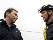 Der Belgier Johann Bruyneel (links) im Dezember 2008 im Gespräch mit Lance Armstrong (Bild: KEYSTONE/AP/ARTURO RODRIGUEZ)