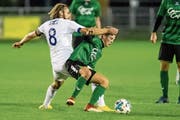 Loris Acciardi (rechts, im Spiel in Buochs) ist ein zäher Gegenspieler. (Bild: Philipp Schmidli (22. September 2018))