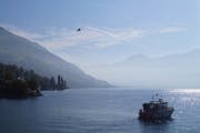 Bild von der Suchaktion auf dem Zugersee bei Walchwil mit einem Helikopter der Kantonspolizei Zürich. (Bild: Zuger Polizei)