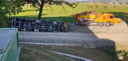 Der umgekippte Lastwagen auf der Baustelle in Sursee. (Bild: Leserreporter)
