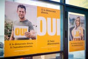 Plakate des Komitees «Ja zur Selbstbestimmun»g (Bild Keystone/Anthony Anex (Bern, 2. Oktober 2018))