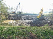 Das Material ist für Bodenaufwertungen viel zu nass und muss zum Trocknen zwischengelagert werden. (Bild: Kurt Latzer)