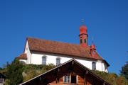 Die von aussen schlichte Flüeli-Kapelle thront auf einem Felsvorsprung und gilt als Wahrzeichen von Flüeli-Ranft. (Bild Markus von Rotz, 29.Oktober 2007)