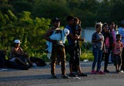 Migranten aus Zentralamerika, welche die Grenze zu den USA erreichen wollen. Viele in der 4000 bis 5000 Personen fassenden Karawane sind krank, werden von der Polizei schikaniert und übernachten unter freiem Himmel. Foto aus Mapastepec in Mexiko rund 1000 Kilometer von den US-amerikanischen Grenze entfernt, wo sie bereits Soldaten erwarten. (Bild: Keystone/AP Photo/Rebecca Blackwell)