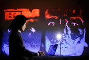 Der Künstler Rio Ikeshiro zeigt seine Installation im Paettern Lightup Atelier. (Bild: Stefan Kaiser (Zug, 25. Oktober 2018))