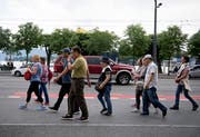 Eine asiatische Touristengruppe in der Stadt Luzern. (Bild: Corinne Glanzmann, 5. Juni 2018)