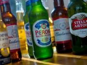 Der weltgrösste Bierkonzern Anheuser-Busch verdient weniger als erwartet und kürzt die Dividende. (Bild: KEYSTONE/EPA/HANNAH MCKAY)