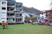 Das Mehrfamilienhaus in Engelberg, rund 50 Feuerwehrleute waren im Einsatz. (Bild: Kapo Obwalden)