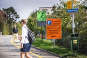 Im Quartier Rotmonten sind die Verkehrsverhältnisse auf Peter und Paul an schönen Wochenende ein Dauerthema. Mit Hinweistafeln an der Kirchlistrasse macht die Stadt auf die beschränkte Zahl Parkplätze auf dem Hügel ob Rotmonten aufmerksam. (Bild: Ralph Ribi - 21. September 2018)
