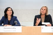 Cornelia Lüthy, Vizedirektorin Staatssekretariat für Migration (links) und Christine Kopp, Vizedirektorin vom Schweizerischen Roten Kreuz (rechts) ziehen Bilanz über das Pilotprojekt SESAM und informieren über den weiteren Verlauf. SESAM erleichtert Zugewanderten sowie Flüchtlingen und vorläufig Aufgenommenen die Arbeitsmarktintegration im Gesundheitsbereich.(Bild: Keystone/Peter Schneider)