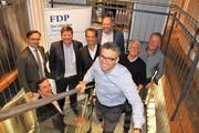 Nationalrat Hansjörg Brunner, Kantonalpräsident David H. Bon und Bezirkspräsident Adi Koch freuen sich mit Präsident Daniel Eugster (ganz vorne im Bild). (Bild: Marie Theres Brühwiler)