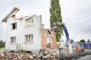 Die Häuser an der Thurfeldsiedlung befinden sich bereits im Abbruch. Über die Volksinitiativen zum Schutz der Siedlung wird erst am 25. November abgestimmt. (Bild: Sabrina Bächi)