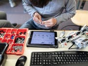 Das Ausbildungsniveau der in die Schweiz zugewanderten Personen ist im vergangenen Vierteljahrhundert sprunghaft angestiegen. (Bild: KEYSTONE/GAETAN BALLY)