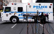 Mikrofone vor einem Fahrzeug der Polizei in New York. (Bild: EPA/JUSTIN LANE)