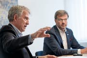 Heini Sommer, Bankratspräsident, und Christoph Bugnon, CEO, erklären, was die UKB mit der Strategie 2021 verfolgt. (Bild: Corinne Glanzmann (Altdorf, 18. Oktober 2018))