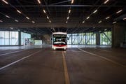 Blick ins heutige Depot der VBSG an der Steinachstrasse. Wenn die Autobusse nicht - wie im Bild - unterwegs sind, herrscht in der Halle grosses Gedränge. Und der Platz wird angesichts steigender Fahrzeugzahlen immer knapper. (Bild: Benjamin Manser - 23. Juli 2018)