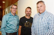Roland Huber, Kommandant der neuen Zivilschutz-Organisation Werdenberg (links), mit Stellvertreter Joachim Senn und Franz Kendlbacher, Chef des regionalen Führungsstabs (rechts). (Bild: Hansruedi Rohrer)