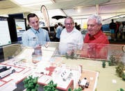 Andreas Brand erklärt Alois und Hans Meier (von links), wie man Energie im Haushalt spart. (Bild: Stefan Kaiser (Zug, 25. Oktober 2018))