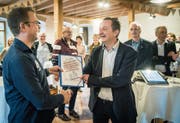 Gemeindepräsident Ulrich Marti bekommt von Patrick Bucher von «Zukunft Gemeinde Herdern» die Unterschriften überreicht. (Bild: Reto Martin)