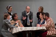 Regisseur Beny Nyffeler (Mitte) bei einer Probe des Theaters Neudorf. (Bild: Corinne Glanzmann, 14. Oktober 2018)