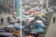 Die Parkplätze auf dem Messegelände sind ausgebucht. Hier zeigen stolze Besitzer ihre Fahrzeuge. (Bild: Samuel Schalch, 30. Oktober 2016)