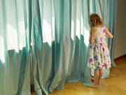 Internationale Ermittler haben nach Angaben von Europol in den vergangenen fünf Jahren 241 Opfer von Kinderpornografie identifiziert und vor weiterem sexuellen Missbrauch in Sicherheit gebracht. (Bild: KEYSTONE/CHRISTOF SCHUERPF)