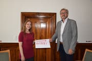 Mara Stolz bei der Übergabe ihres Partizipationsvorstosses an Stadtschreiber Hansjörg Baumberger. (Bild: Gianni Amstutz)