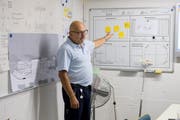 Rolf Kunz erklärt, wie die Mitarbeiter ihre Anliegen auf dem Brett festhalten sollen. (Bild: Boris Bürgisser, Luzern, 19. Oktober 2018)