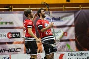 Jubel bei Valerio Läubli (links) und Markus Abegg jubeln nach einem Tor. (Bild: Manuela Jans-Koch (Sarnen, 25. Oktober 2018))