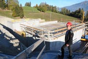 Der Sarner Brunnenmeister Leo Zberg auf der Baustelle des Trinkwasserreservoirs Gubermatt in Obstalden. (Bild: Philipp Unterschütz (25. Oktober 2018))