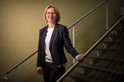 SVP-Stadträtin Claudia Martin auf der Treppe der Gossauer Stadtwerke. (Bild: Benjamin Manser)