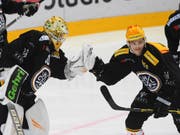 Lugano-Keeper Elvis Merzlikins und Gregory Hofmann klatschen ab. (Bild: KEYSTONE/PPR/ALESSANDRO CRINARI)